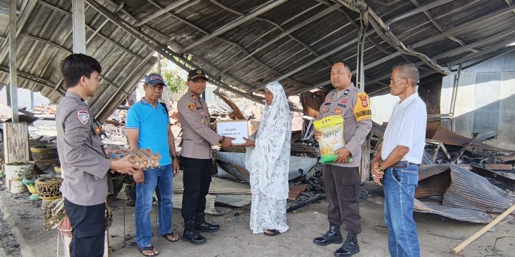 Personel Polsek Takkalalla Salurkan Bantuan Sembako untuk Korban Kebakaran di Desa Soro, Wajo