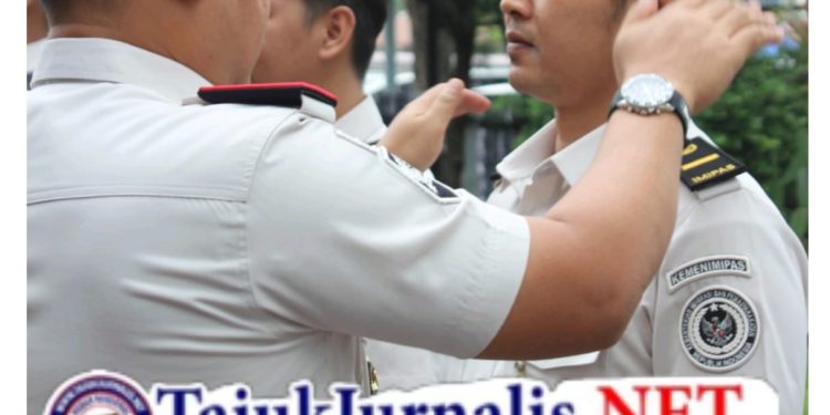 Lapas Klas IIA Sidoarjo Laksanakan Apel Kenaikan Pangkat Penyesuaian Ijazah Tujuh Orang Petugas
