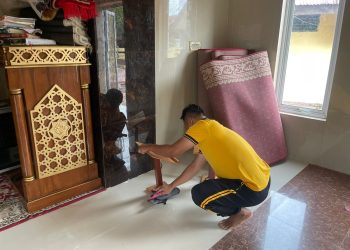 Bersih-Bersih Masjid, Polsek Belawa Pererat Silaturahmi Jelang Ramadhan