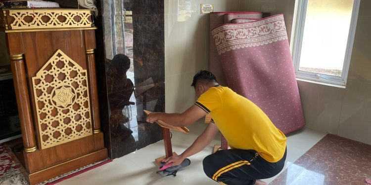 Bersih-Bersih Masjid, Polsek Belawa Pererat Silaturahmi Jelang Ramadhan