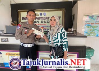 Samsat Surabaya Utara Bagikan Coklat dalam Program “Polantas Menyapa” untuk Apresiasi Wajib Pajak Taat Waktu