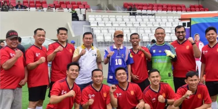 Ratu Dewa Menghadiri Acara Sepak Bola Antara Korpri All Star Melawan David All Star Di Stadiun Bumi Sriwijaya