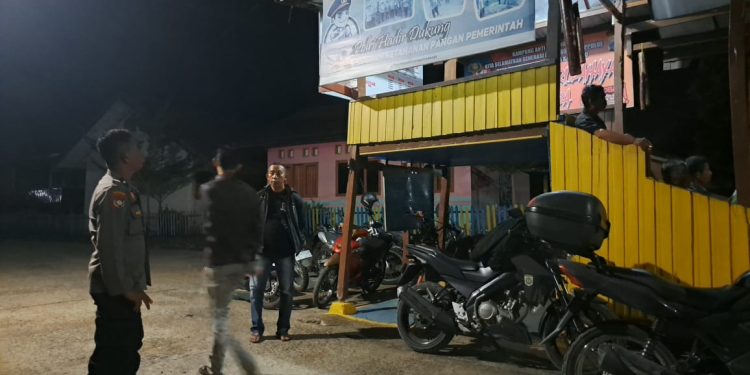 Patroli Dialogis Malam Hari, Kapolsek Pammana Tekankan Peran Aktif Warga Jaga Keamanan