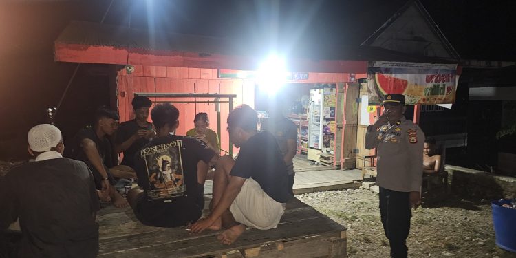 Antisipasi Gangguan Kamtibmas Polsek Bola Intens Patroli Biru Sambil Silatuhrahim Dengan Warga