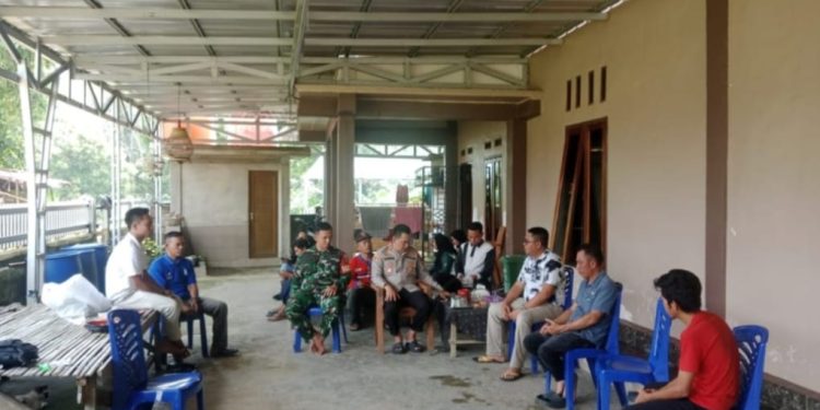 Camat Rambang Kuang Bersinergi Dengan Kapolsek Dan TNI Muara Kuang Untuk Menjalin Hubungan Erat Dengan Masyarakat