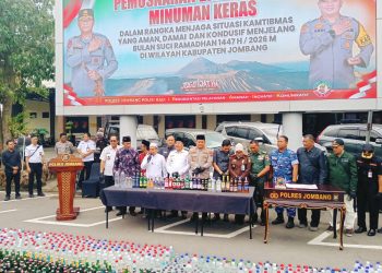 PolresJombang Musnahkan Lebih Dari 12 000 Botol miras menjelang. ramadan 1447 H