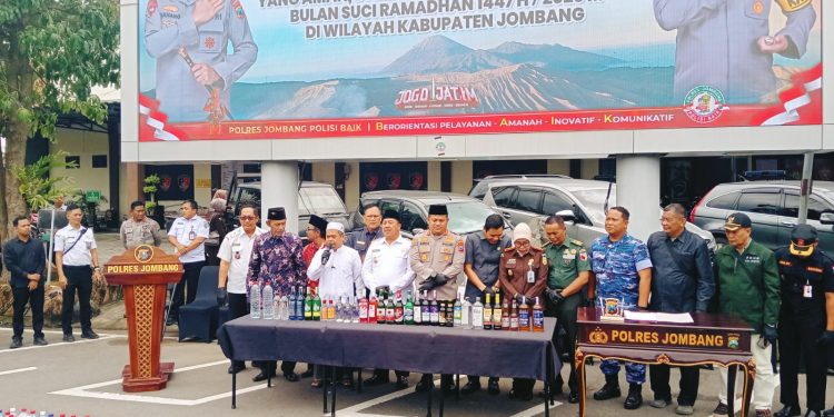 PolresJombang Musnahkan Lebih Dari 12 000 Botol miras menjelang. ramadan 1447 H