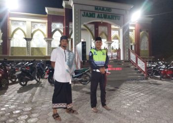 Komitmen Pelayanan Ramadan, Polres Wajo Hadir Amankan Jamaah Tarawih di Sengkang