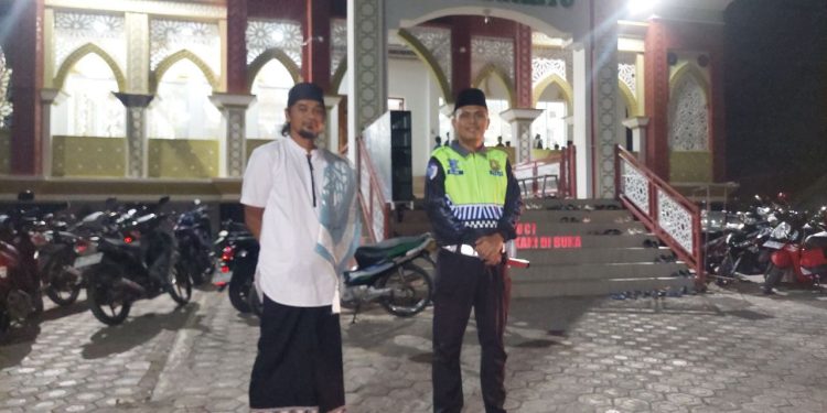 Komitmen Pelayanan Ramadan, Polres Wajo Hadir Amankan Jamaah Tarawih di Sengkang
