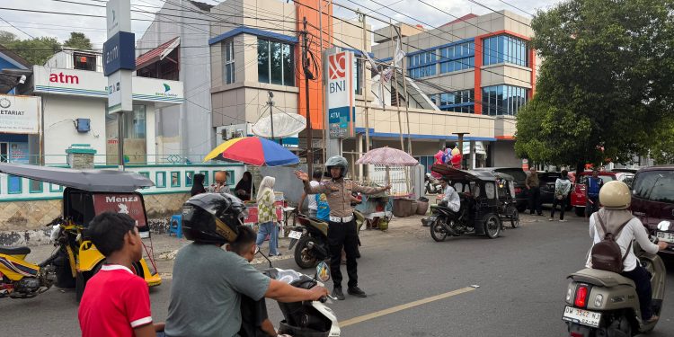 Jam Rawan Sore Hari, Sat Lantas Polres Wajo Fokus Pengaturan Arus di Pusat Keramaian Kota