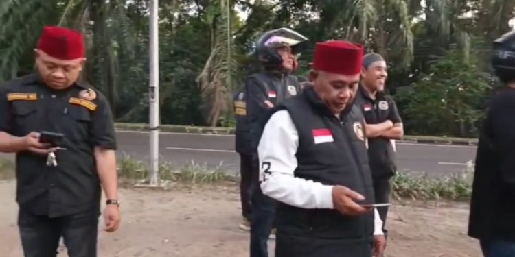 Forum Cakar Sriwijaya Sumsel Mengawal Ketat Kedatangan Habib Rizieq Sihab Beserta Rombongan Di Bandara Sultan Mahmud Badaruddin II Palembang