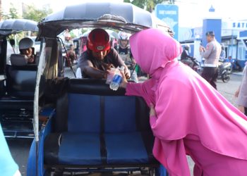 Bagi Takjil di Poros Masjid Raya, Kapolres Wajo Tekankan Keselamatan Berkendara