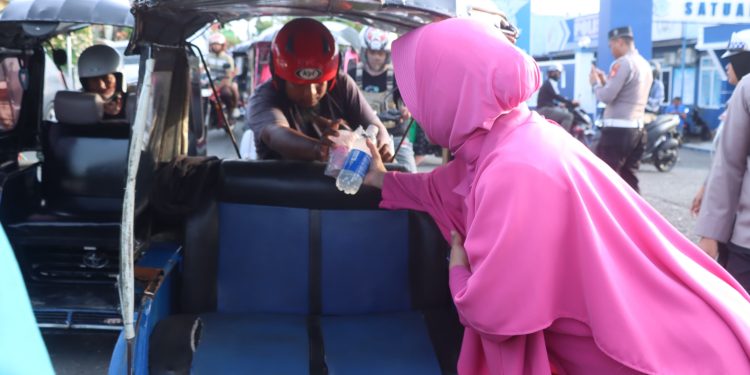 Bagi Takjil di Poros Masjid Raya, Kapolres Wajo Tekankan Keselamatan Berkendara