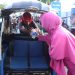 Bagi Takjil di Poros Masjid Raya, Kapolres Wajo Tekankan Keselamatan Berkendara