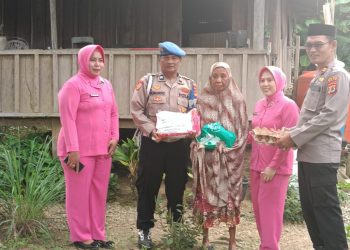 Ramadhan Bulan Penuh Berkah, Polsek Pitumpanua dan Bhayangkari Tebar Kepedulian di Jalan Poros Makassar–Palopo