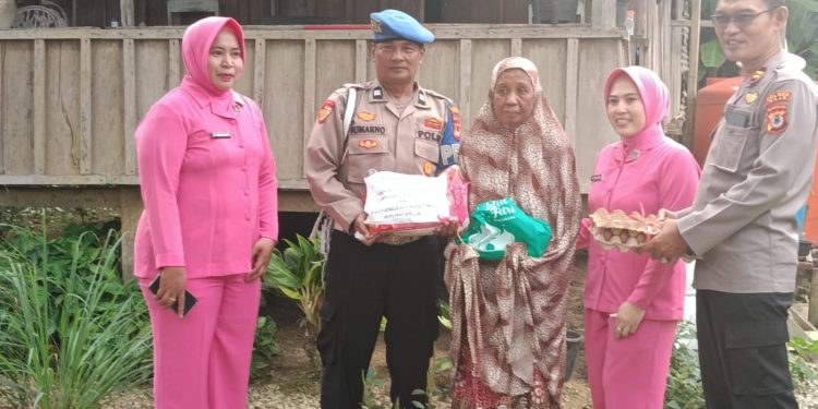 Ramadhan Bulan Penuh Berkah, Polsek Pitumpanua dan Bhayangkari Tebar Kepedulian di Jalan Poros Makassar–Palopo
