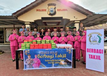 Humanis Polsek Belawa: Berbagi Takjil, Pererat Kedekatan dengan Masyarakat di Bulan Ramadan