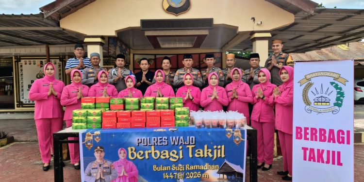 Humanis Polsek Belawa: Berbagi Takjil, Pererat Kedekatan dengan Masyarakat di Bulan Ramadan