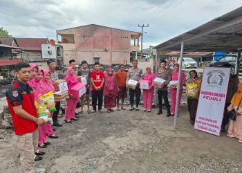 Empati untuk Korban Kebakaran, Polsek Pammana dan Bhayangkari Berbagi Bantuan di Pallawarukka