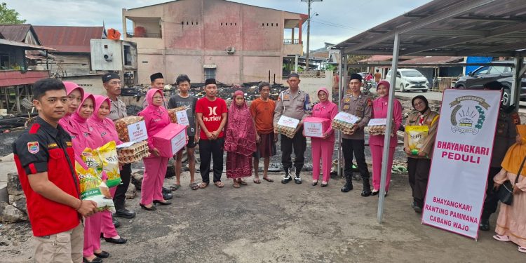 Empati untuk Korban Kebakaran, Polsek Pammana dan Bhayangkari Berbagi Bantuan di Pallawarukka