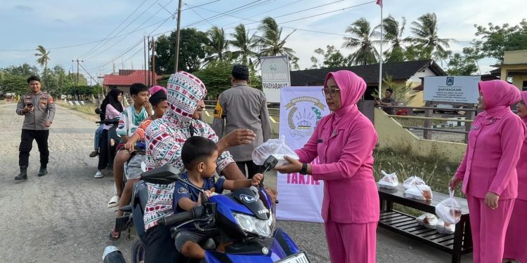 Polsek Takkalalla dan Bhayangkari Berbagi Takjil untuk Pengguna Jalan