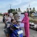 Polsek Takkalalla dan Bhayangkari Berbagi Takjil untuk Pengguna Jalan