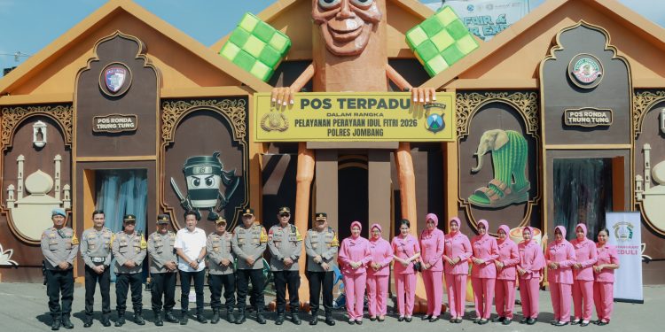 Wujud Kepedulian, Kapolres dan Ketua Bhayangkari Cabang Jombang Berikan Taliasih Kepada Petugas Pospam