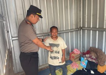Saat Polisi Datang, Abidin yang Tinggal di Kolong Rumah Tak Lagi Merasa Sendiri