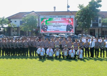 Kapolres Jombang Beri Penghargaan Enam Anggota Berprestasi