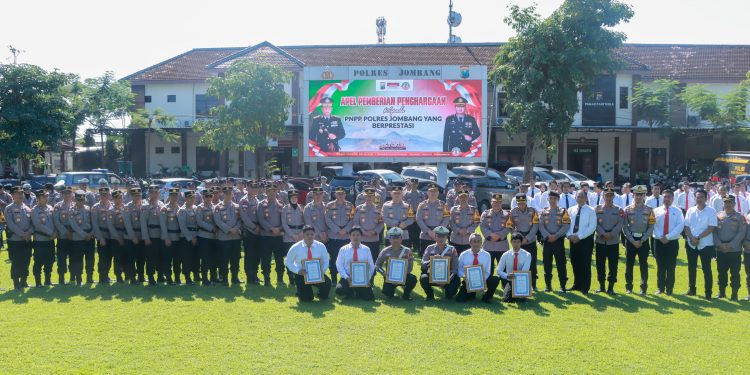 Kapolres Jombang Beri Penghargaan Enam Anggota Berprestasi