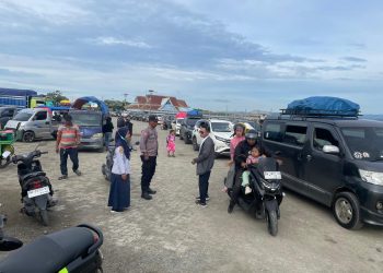 Ratusan Penumpang Padati Penyeberangan Siwa–Tobaku, Polsek Pitumpanua Intensifkan Pengamanan