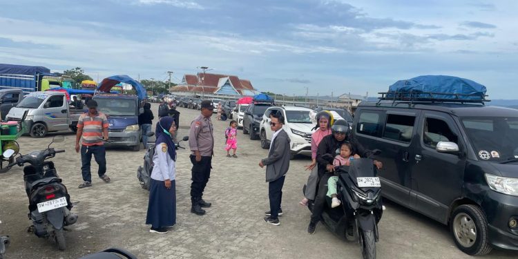 Ratusan Penumpang Padati Penyeberangan Siwa–Tobaku, Polsek Pitumpanua Intensifkan Pengamanan