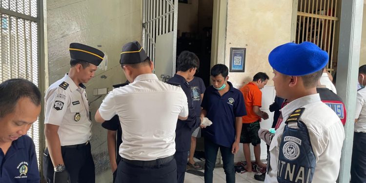 Perkuat Keamanan Jelang Hari Bhakti Pemasyarakatan, Lapas Kelas IIA Sidoarjo Bersama Kepolisian Intensifkan Razia Hunian Warga Binaan