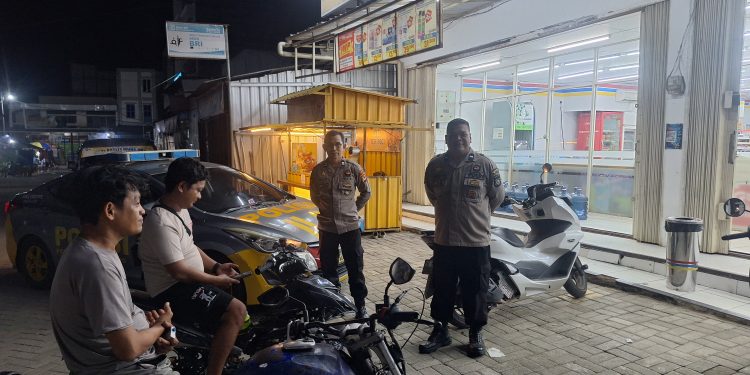 Hadir Beri Rasa Aman, Polsek Maniangpajo Laksanakan Patroli Blue Light di Titik Rawan