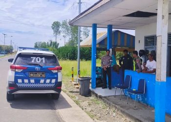 UNIT TURJAWALI SAT LANTAS POLRES WAJO ANTISIPASI PENINGKATAN ARUS KENDARAAN DI PELABUHAN BANGSALAE SIWA