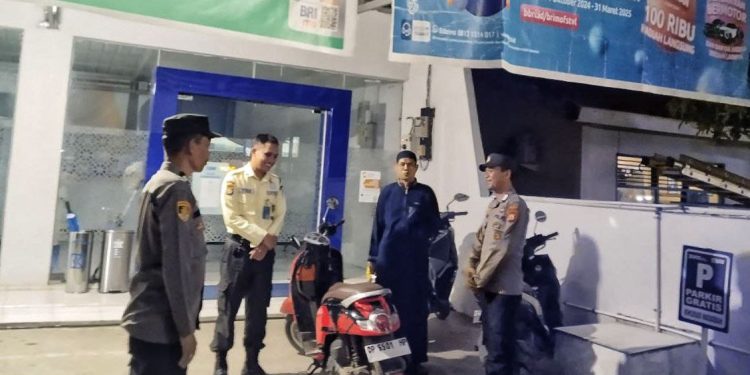 Kapolsek Sabbangparu Ajak Warga Aktif Jaga Kamtibmas saat Patroli Blue Light