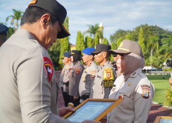 Berhasil Meraih WBBM, 80 Personel Biro SDM Polda Sulsel Terima Penghargaan Kapolda