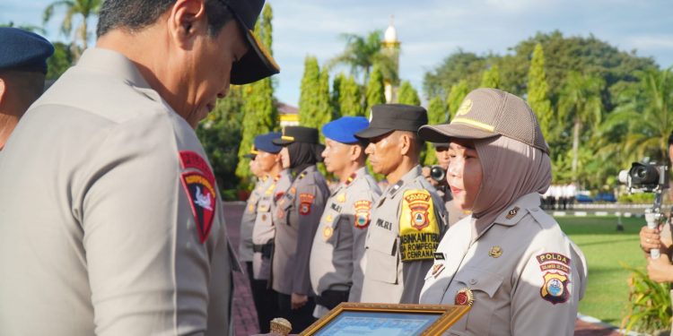 Berhasil Meraih WBBM, 80 Personel Biro SDM Polda Sulsel Terima Penghargaan Kapolda