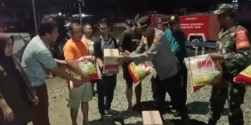 Kapolsek Sabbangparu Bersama Camat Serahkan Bantuan untuk Korban Kebakaran di Pallimae