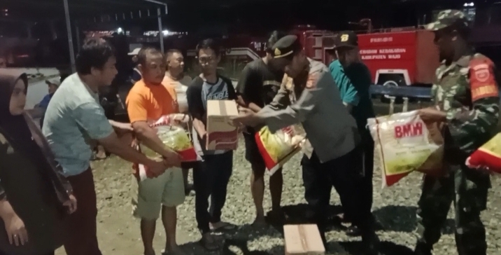 Kapolsek Sabbangparu Bersama Camat Serahkan Bantuan untuk Korban Kebakaran di Pallimae