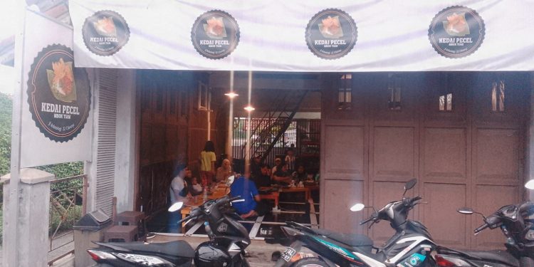 Acara Nobar Bareng di Kedai Pecel Mbok Tiam: Persib vs Persijap Jepara