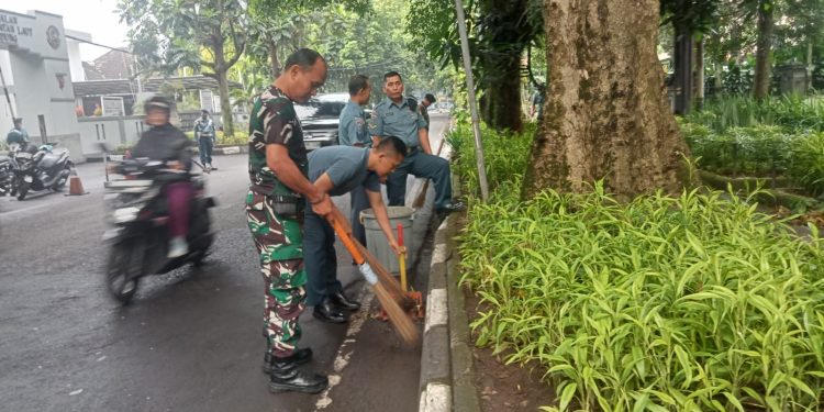 Lanal Bandung Gelar Aksi Bersih Lingkungan Dukung Program Asri Presiden Prabowo