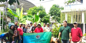 Satu ekor Kambing kurban dipotong di halaman Rumah Ketua IWO I Kota Bekasi Nio Helen dalam perayaan Iduladha 1447 Hijriah,