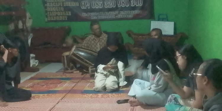 Kesenian Lingkung Seni dan Budaya Karang Panunggal di Sumedang