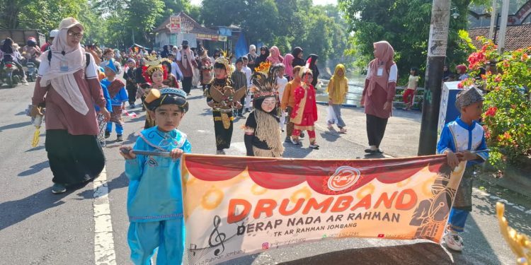 Derap Nada Ar Rahman Meriahkan Parade Drumband PGTKI se-Kecamatan Jombang dalam Rangka Hardiknas 2026
