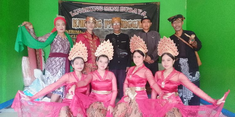 Lingkung Seni Karang Panunggal Mentaskan Mapak Calon Pengantin di Pasirloa Sumedang