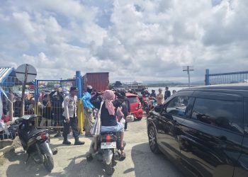 KRYD Polsek Urban Pitumpanua, Ratusan Penumpang Kapal Ferry dan Fiber Jalani Pengawasan di Pelabuhan Siwa