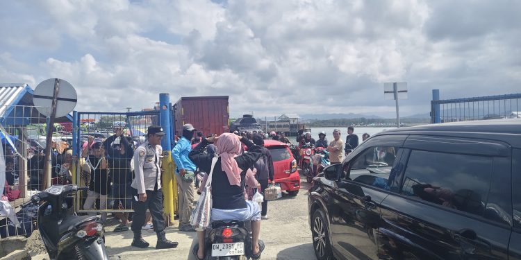 KRYD Polsek Urban Pitumpanua, Ratusan Penumpang Kapal Ferry dan Fiber Jalani Pengawasan di Pelabuhan Siwa