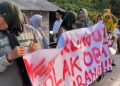Emak-Emak Brebes Geruduk dan Bongkar Paksa “Warung Aceh” Diduga Sarang Obat Ilegal