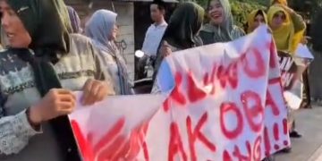 Emak-Emak Brebes Geruduk dan Bongkar Paksa “Warung Aceh” Diduga Sarang Obat Ilegal